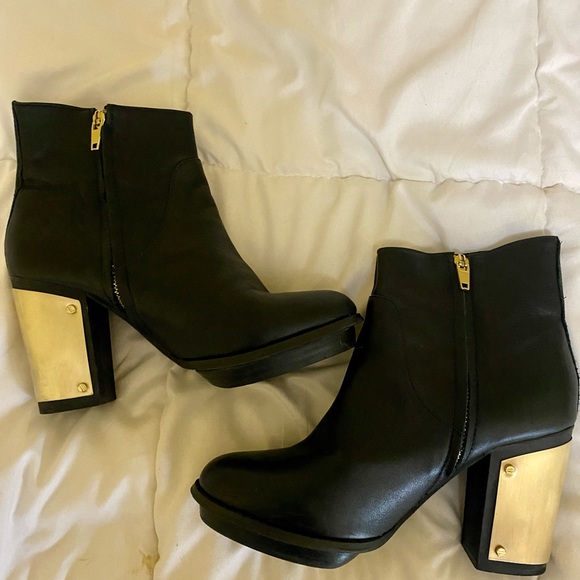 Steve Madden Flight Black Leather Gold-Plated Ankle Booties 3.75 Inch Heel - Picture 5 of 5